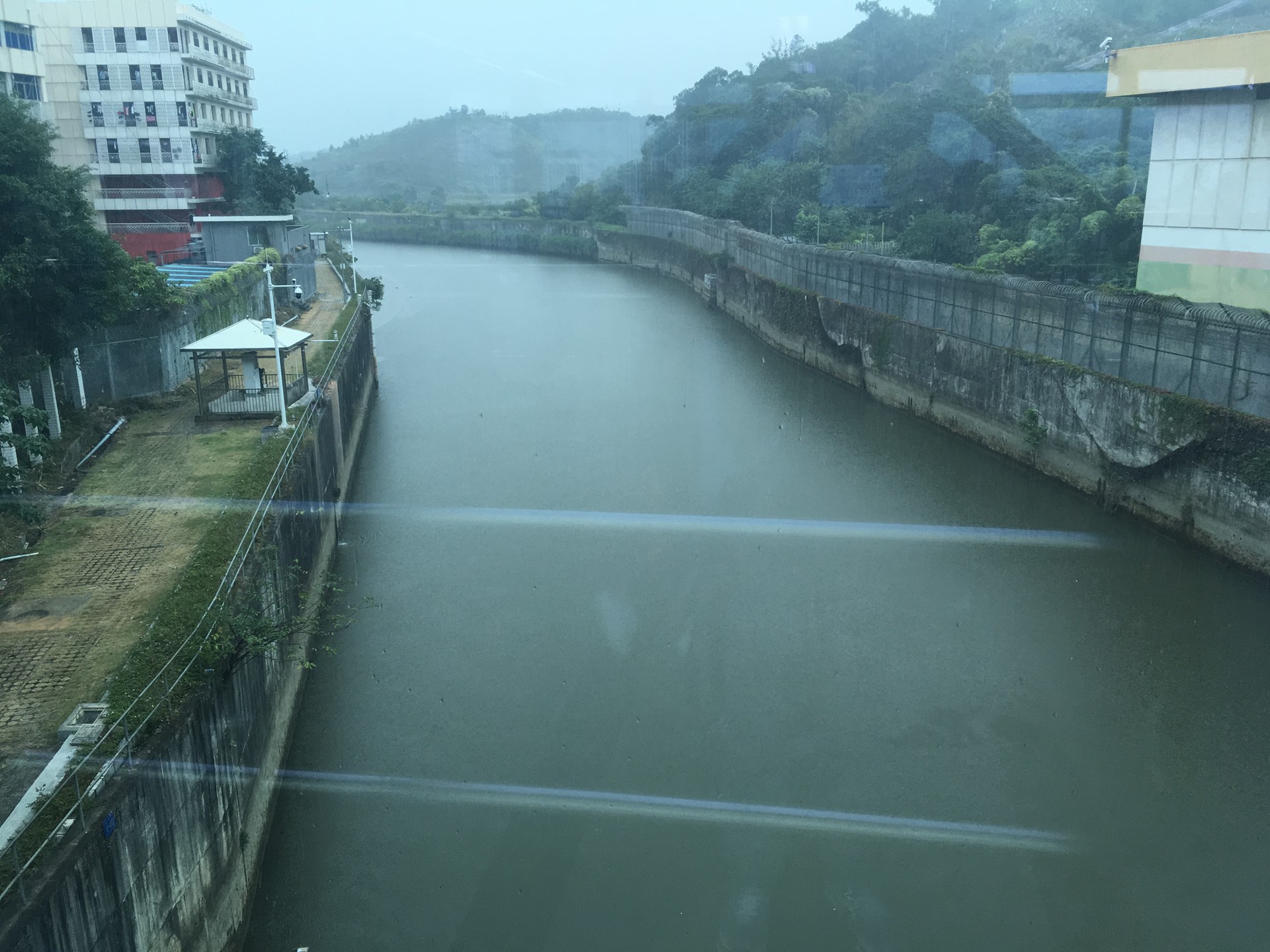 深圳と香港の間の川