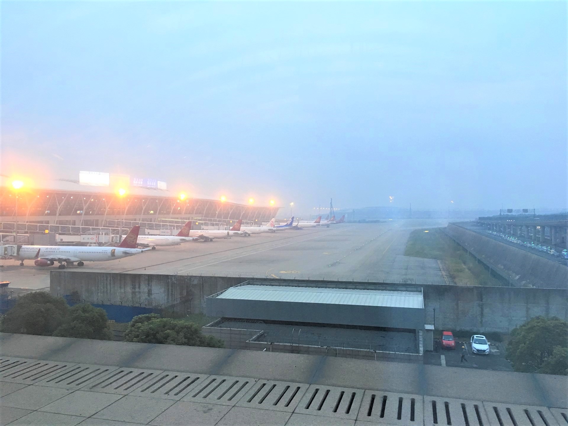 上海浦東国際空港は、霧。PM2.5？