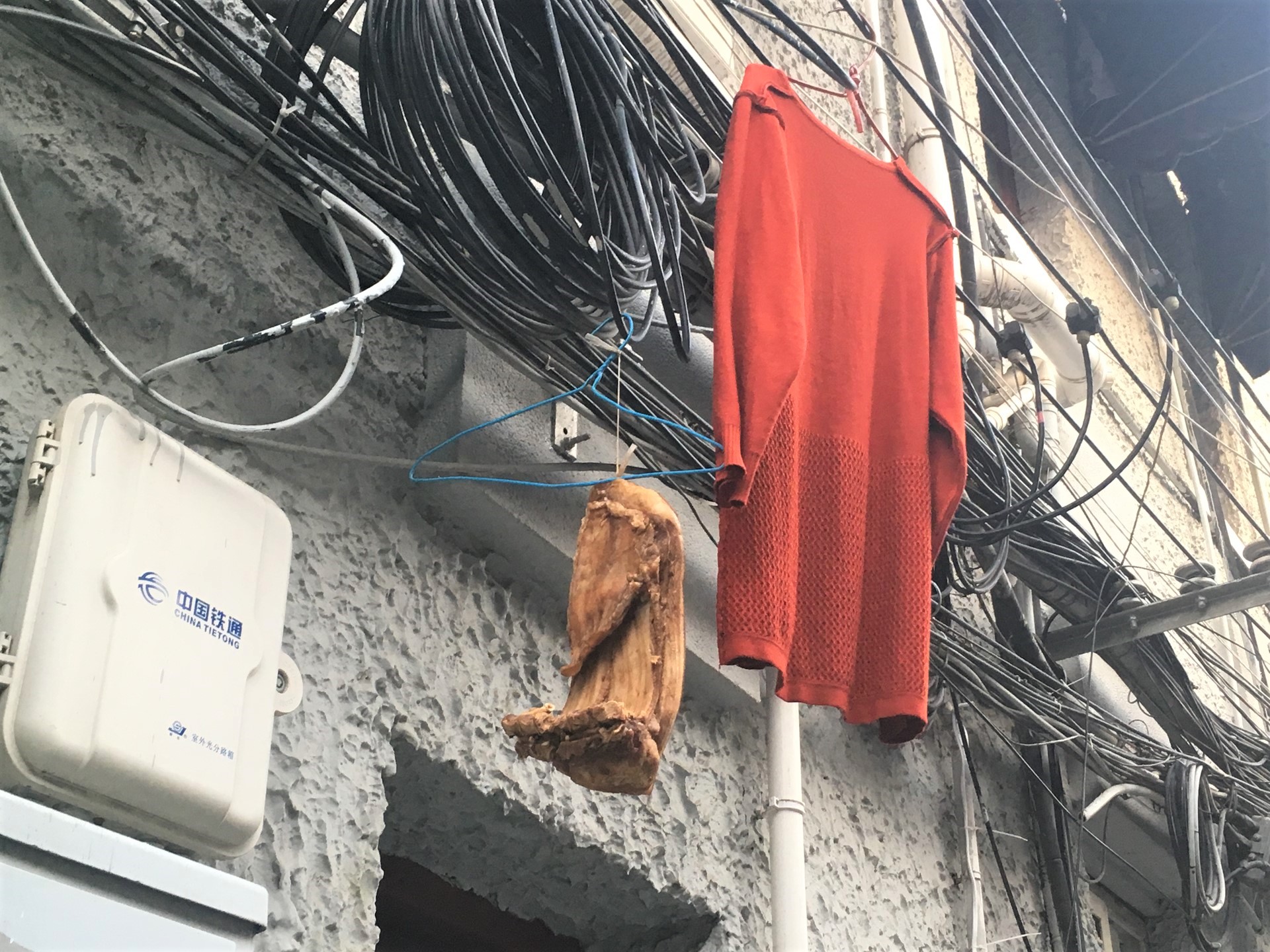 上海の下町では、肉も洗濯物も一緒に干す