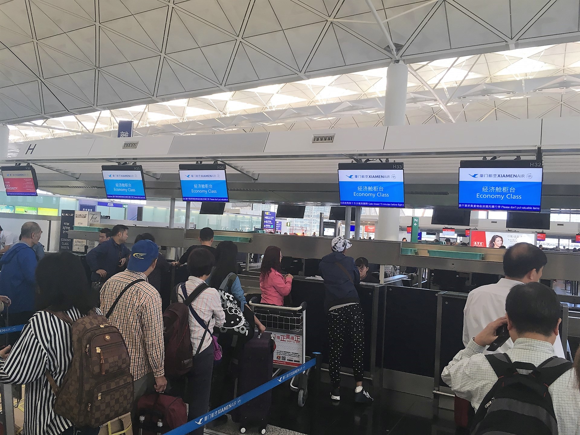 香港国際空港の厦門航空（XIAMEN AIR）のカウンター