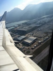 厦門航空（XIAMEN AIR）の機内から香港国際空港