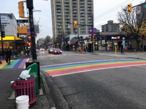 デイビーストリート（Davie Street）は、横断歩道も虹色