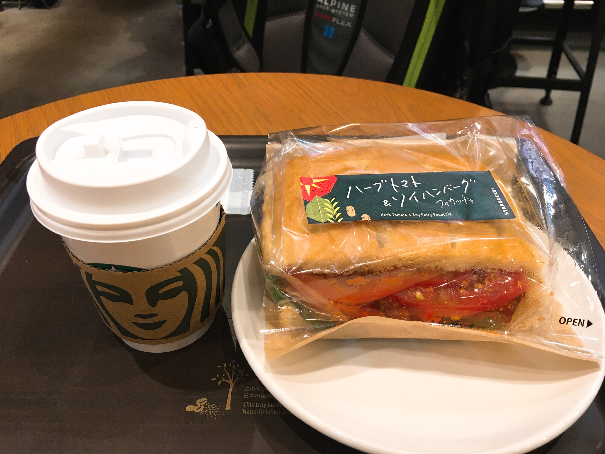 STARBUCKS浜田山店のカフェベロナ飲みながらハーブトマト&ソイハンバーグフォカッチャ594円