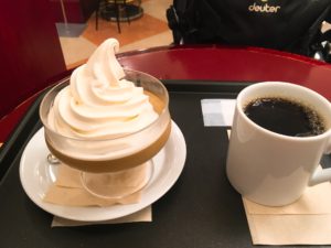 カフェ・ベローチェ南新宿店のブレンドコーヒー231円とほろにがプリン396円