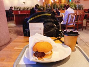 3rd BurgerのホットコーヒーM250円とあんサンド190円