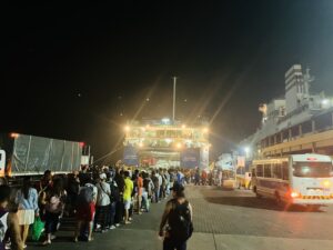 Batangas pier（バタンガス港）歩いて乗船