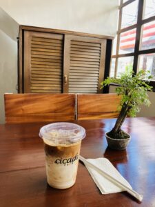 cicada cafeのアイスラテ140PHP