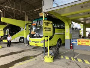 バコルド(Bacolod)からドゥマゲッティ(Dumaguete)までのセレスライナー社のバス