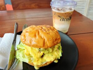 イロイロ(Iloilo city)のcicada cafeのハンバーガー180PHPとアイスラテ140PHP