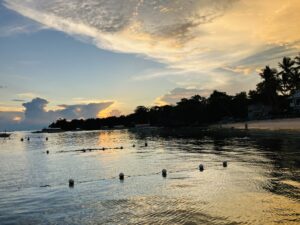 夕方のパングラオ島(Panglao Island)のアロナビーチ(Alona Beach)