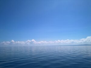 セブ島(Cebu Island)に向かう船窓の景色