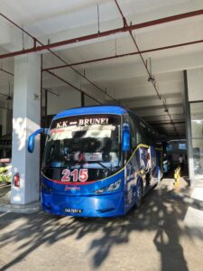 ブルネイ・ダルサラームのバンダルスリブガワン(Bandar Seri Begawan)行きのSipitang Express社のバス