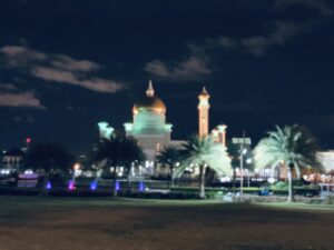 夜のスルタン・オマール・アリ・サイフディン・モスク(Masjid Omar ‘Ali Saifuddien)