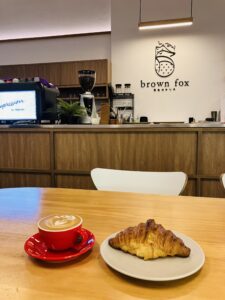 Brown Fox Cafeのホワイトコーヒーラテ12MYRとクロワッサン8MYR