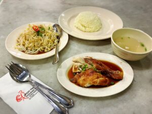 怡保海南鶏飯(Ipoh Hainan Chicken Rice)にてローストチキンライス9MYRともやし7.5MYR