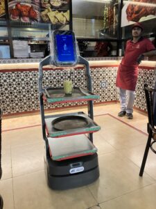 カピタンレストラン(Restoran Kapitan)の配膳はロボット