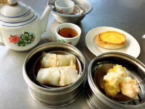 桃園茶樓(Restoran Tho Yuen)の腸粉4MYR、海老焼売6.5MYR、エッグタルト2.8MYR、プーアル茶(普洱茶)2.5MYR