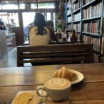 Pakarang Vintage Cafeのカフェラテ70THBとクロワッサン75THB