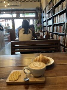 Pakarang Vintage Cafeのカフェラテ70THBとクロワッサン75THB