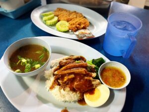 クラビタウン(Krabi Town)の屋台のカオナーペット(rice with roast duck)60THBとフライドチキン20THB