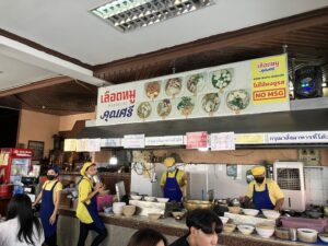 パタヤ(Pattaya)のKhun Sri Pork Blood Soup (ต้มเลือดหมูคุณศรี พัทยากลาง)の厨房