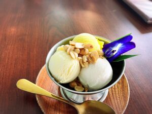 BAAN ITIM RIMLAY(บ้านไอติมริมเล)のアイスクリーム3種盛り30THB