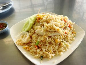 Phak Bung Loi Fha Pattaya Sai 3のカオパッドシーフード(海鮮炒飯)70THB