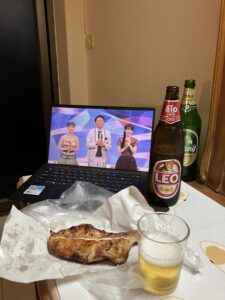 イサーン風ガイヤーン50THB食べながら、NHK紅白歌合戦