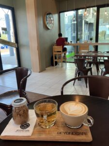 ビオンドカフェ(BEYOND CAFE สนามกีฬาเทศบาลนครอุดรธานี)のカフェラテ50THB