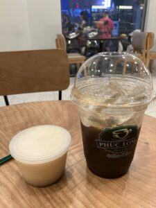 Phúc Long Coffee & Tea ( Quỉ Sa Tăng )のベトナムコーヒー30,000VTDとプリン20,000VTD