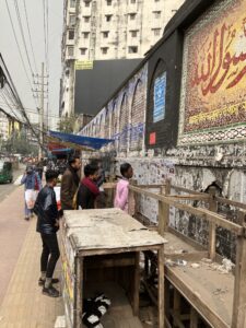 ダッカ(Dhaka)の壁貼り新聞
