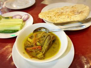 Jhawbagan Restaurant and Biryani Houseのshorshe hilsa curry260BDTとスペシャルバターナン50BDT