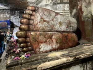 ダンブッラ(Dambulla)の石窟寺院の涅槃仏の足裏