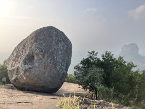 ピドゥランガラロック山頂の動きそうな岩