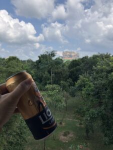 岩見荘の3階 シーギリヤロック眺めながらビール