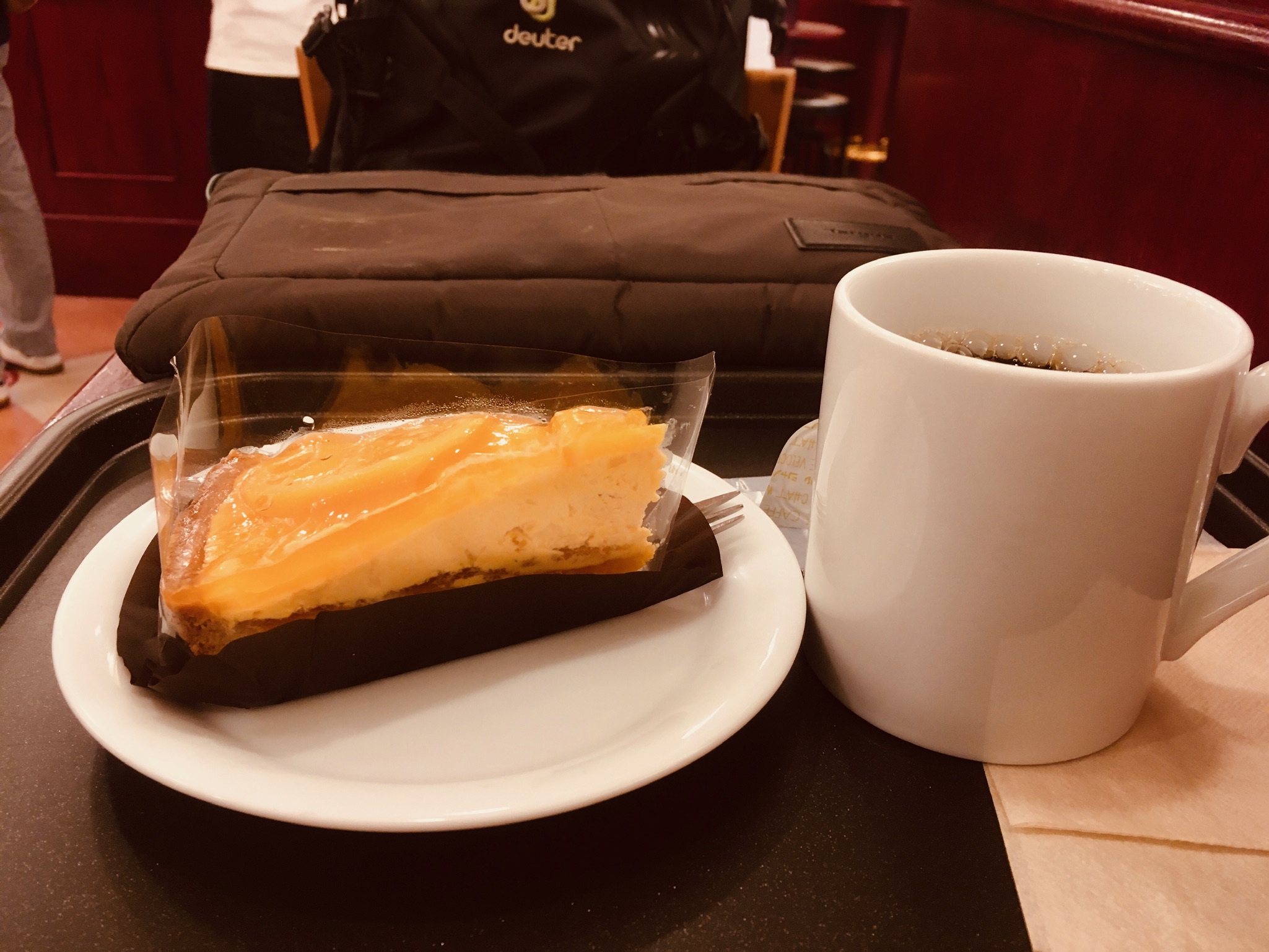 カフェ・ベローチェ南新宿店のブレンドコーヒー231円とオレンジタルト396円