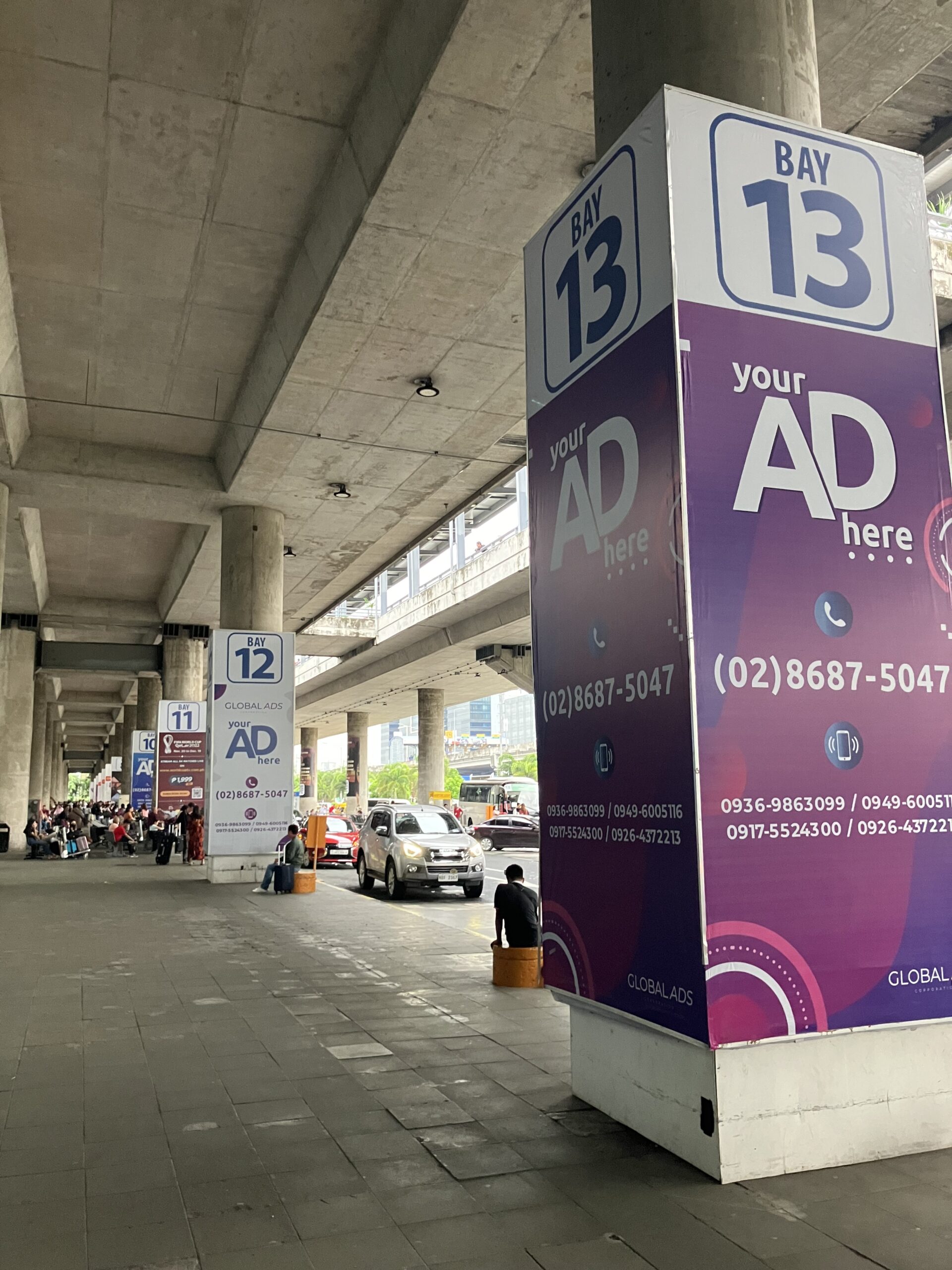 ニノイ・アキノ空港のアライバルエリアの柱ごとの数字