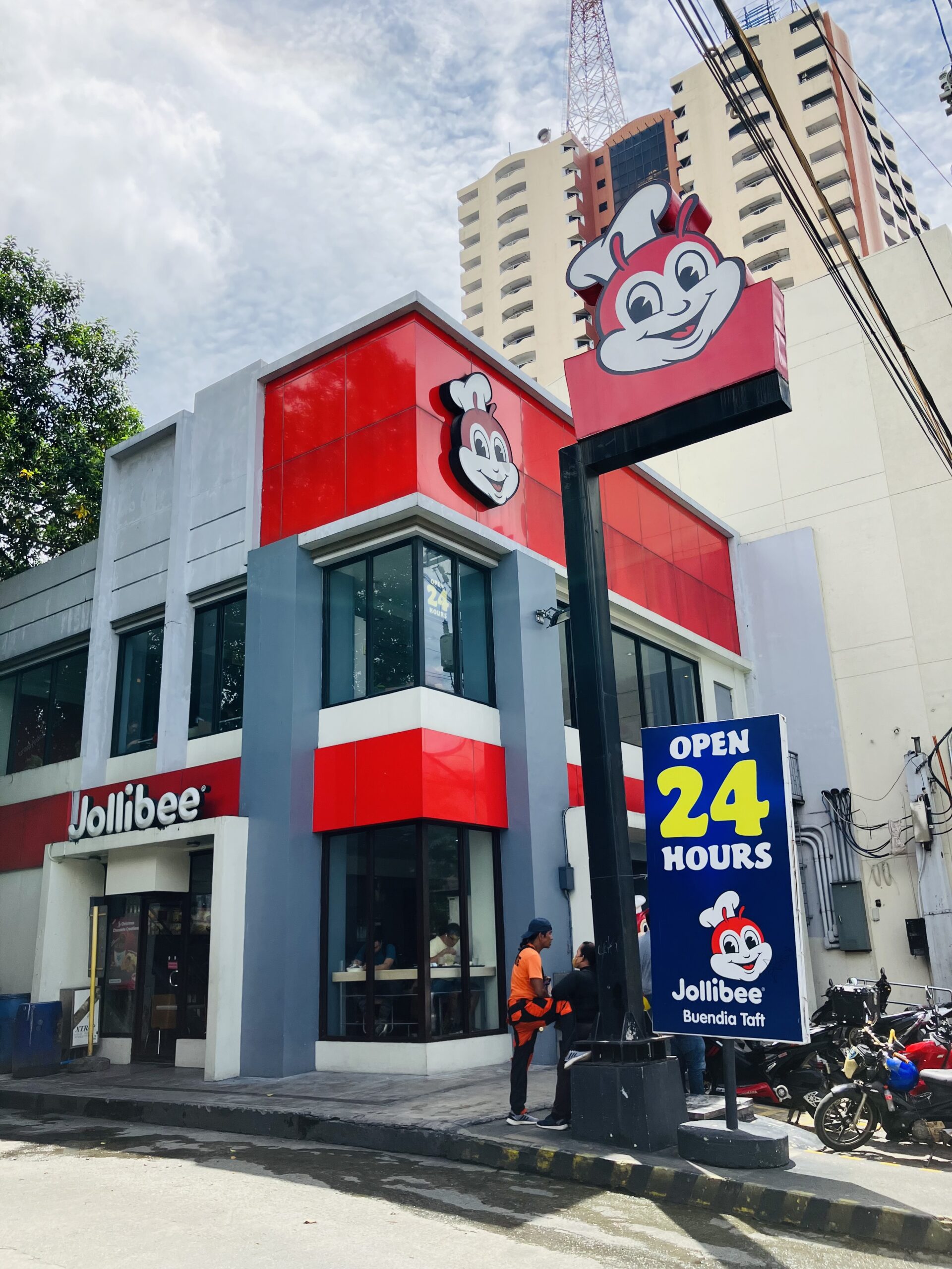 ヒル・プヤット駅(Gil Puyat)最寄りのジョリビー