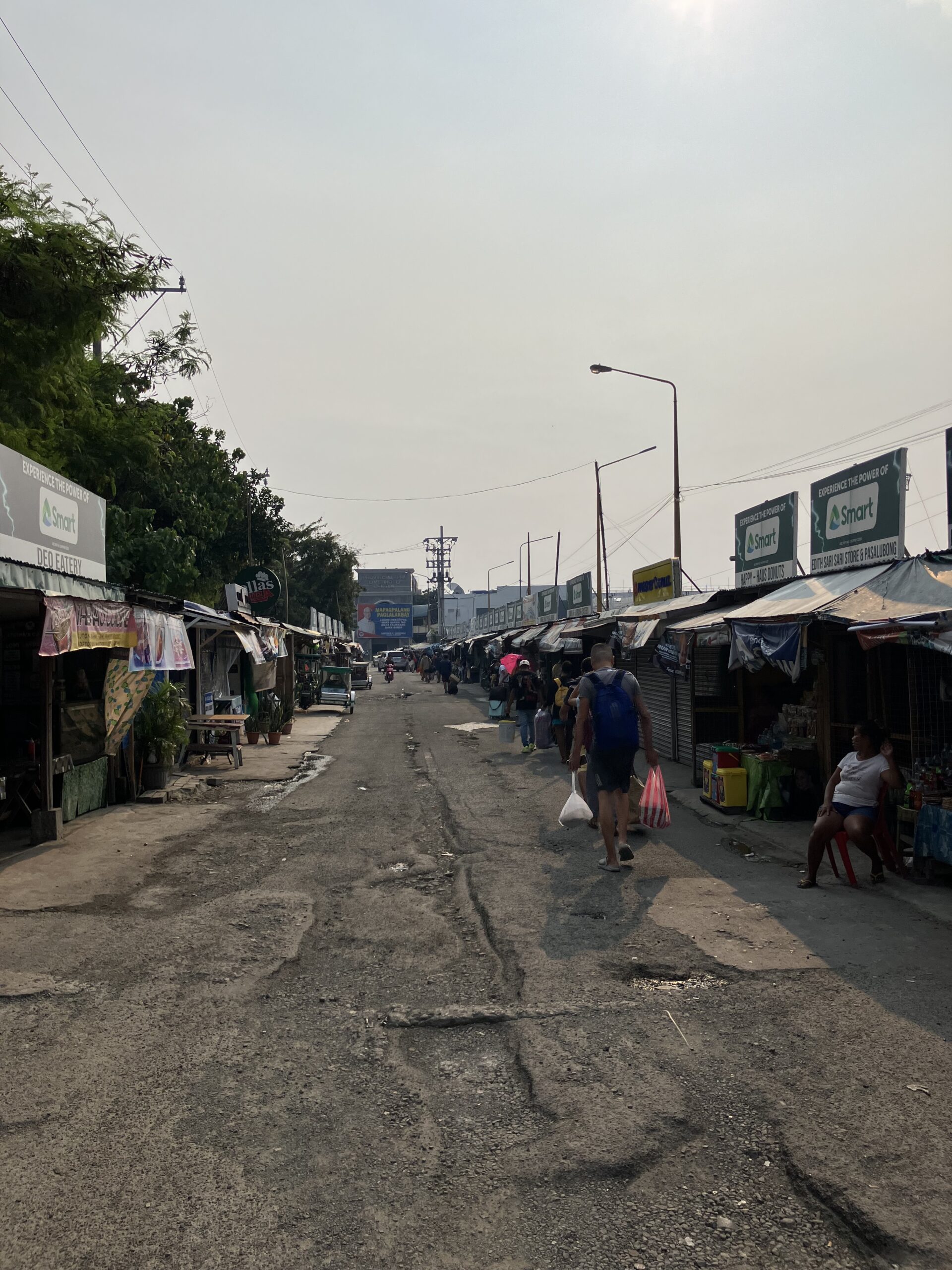 バス停車場からBatangas pier（バタンガス港）までの道