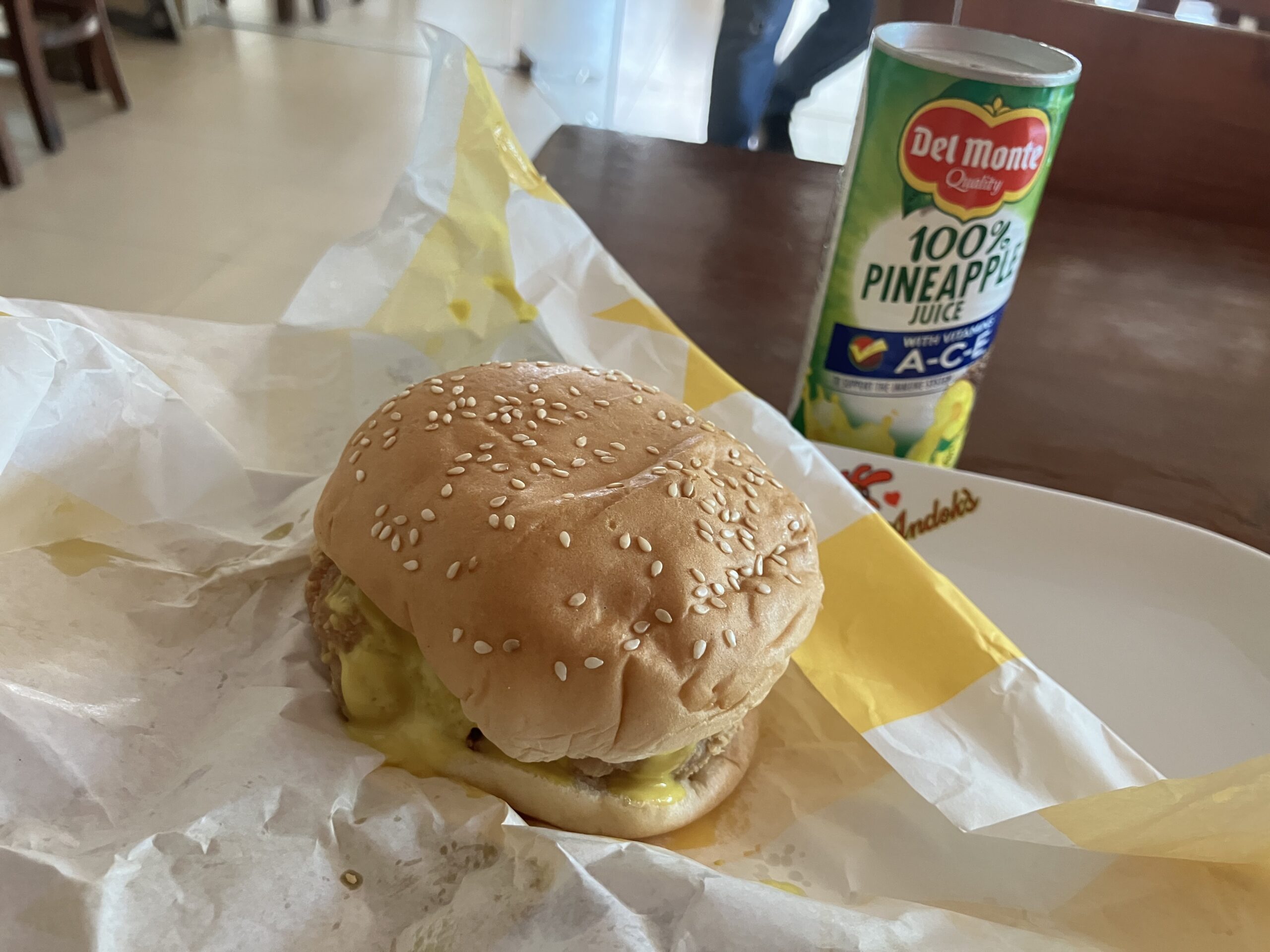 Andok's(アンドックス)のチキンバーガー89PHP