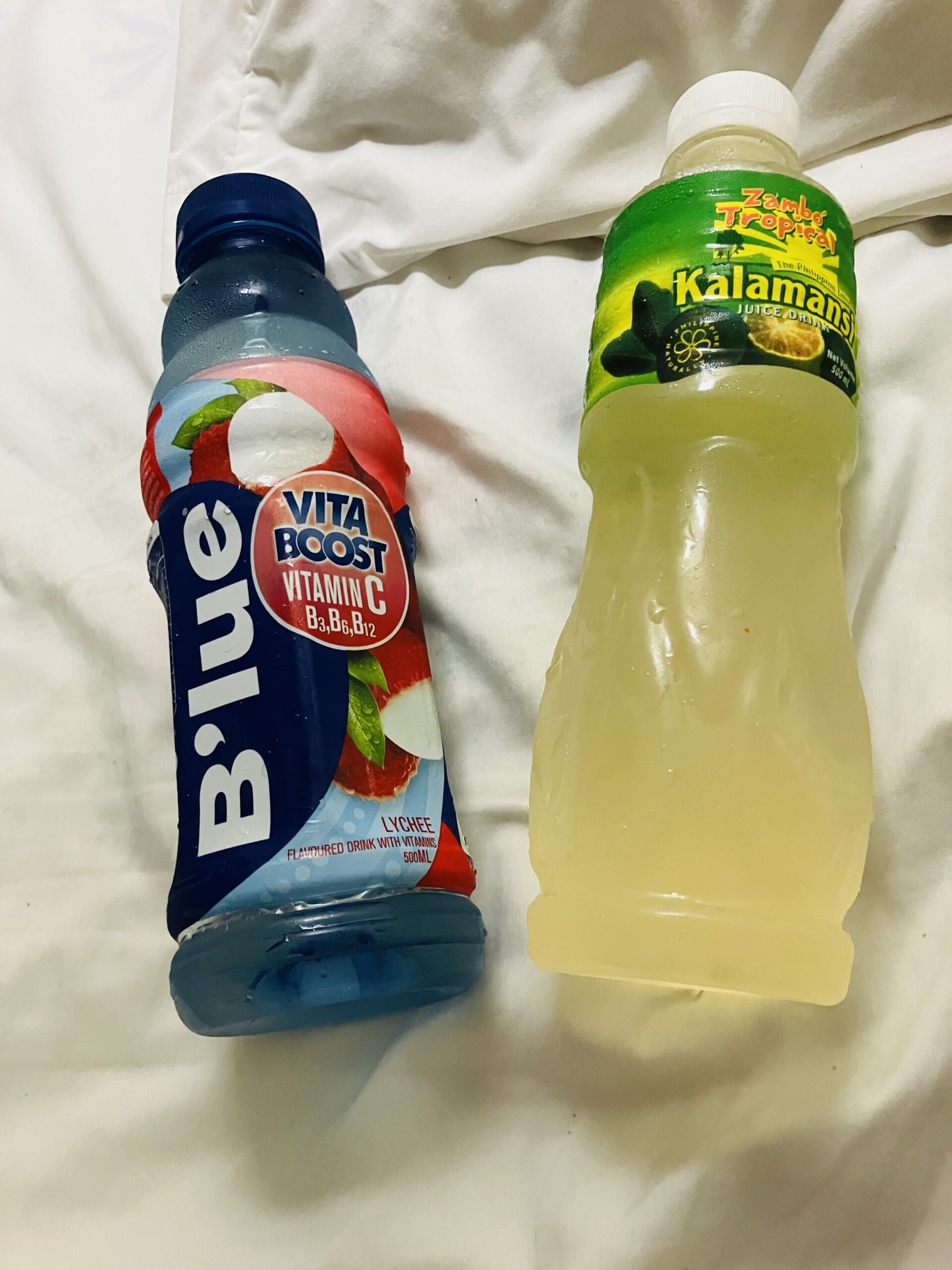 カラマンシージュース500ml70PHPと、フィリピンのスポーツドリンクライチ味500ml53PHP