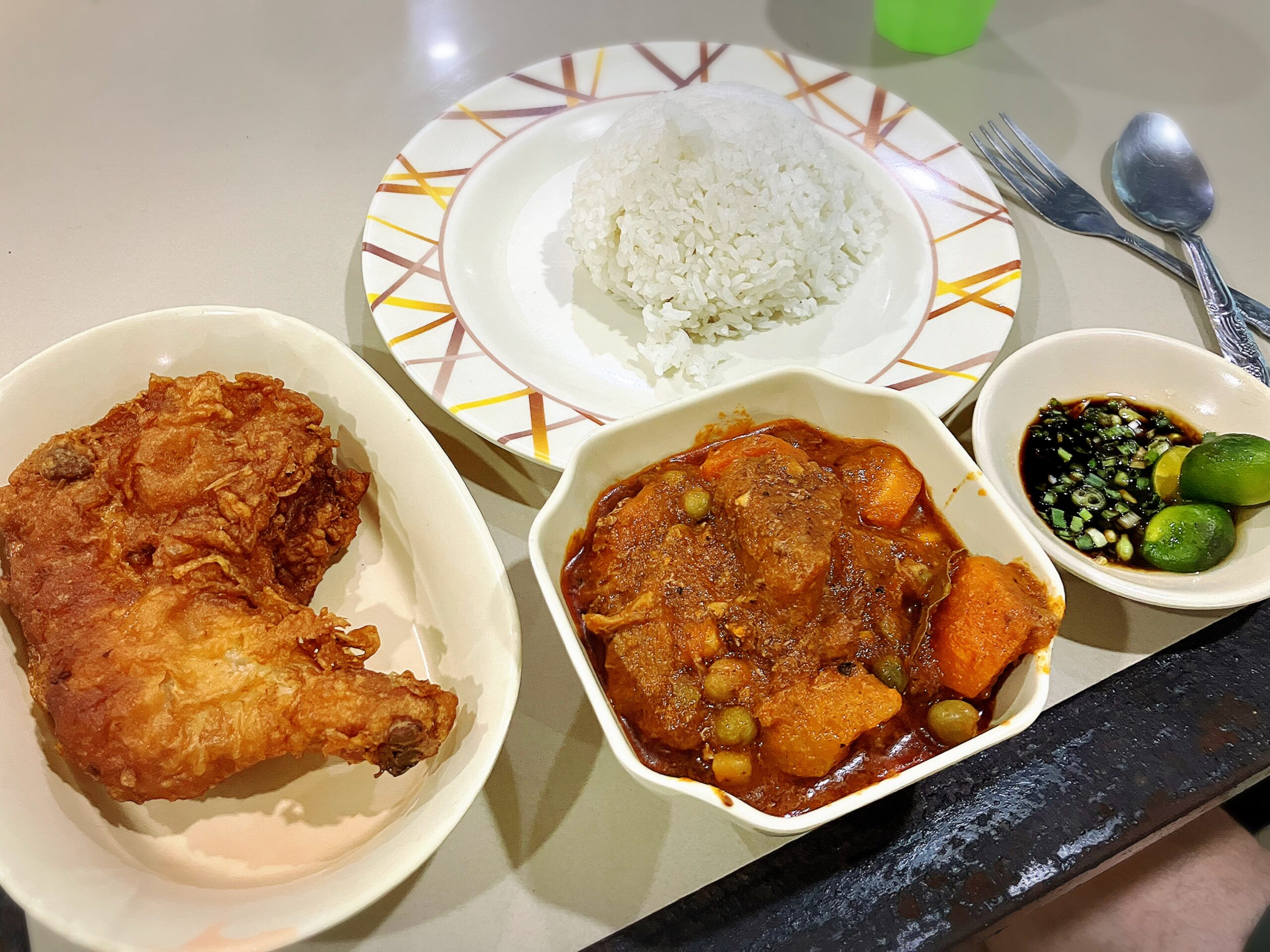 フライドチキン90PHP、ビーフ煮込み70PHP,ライス&スープ20PHP