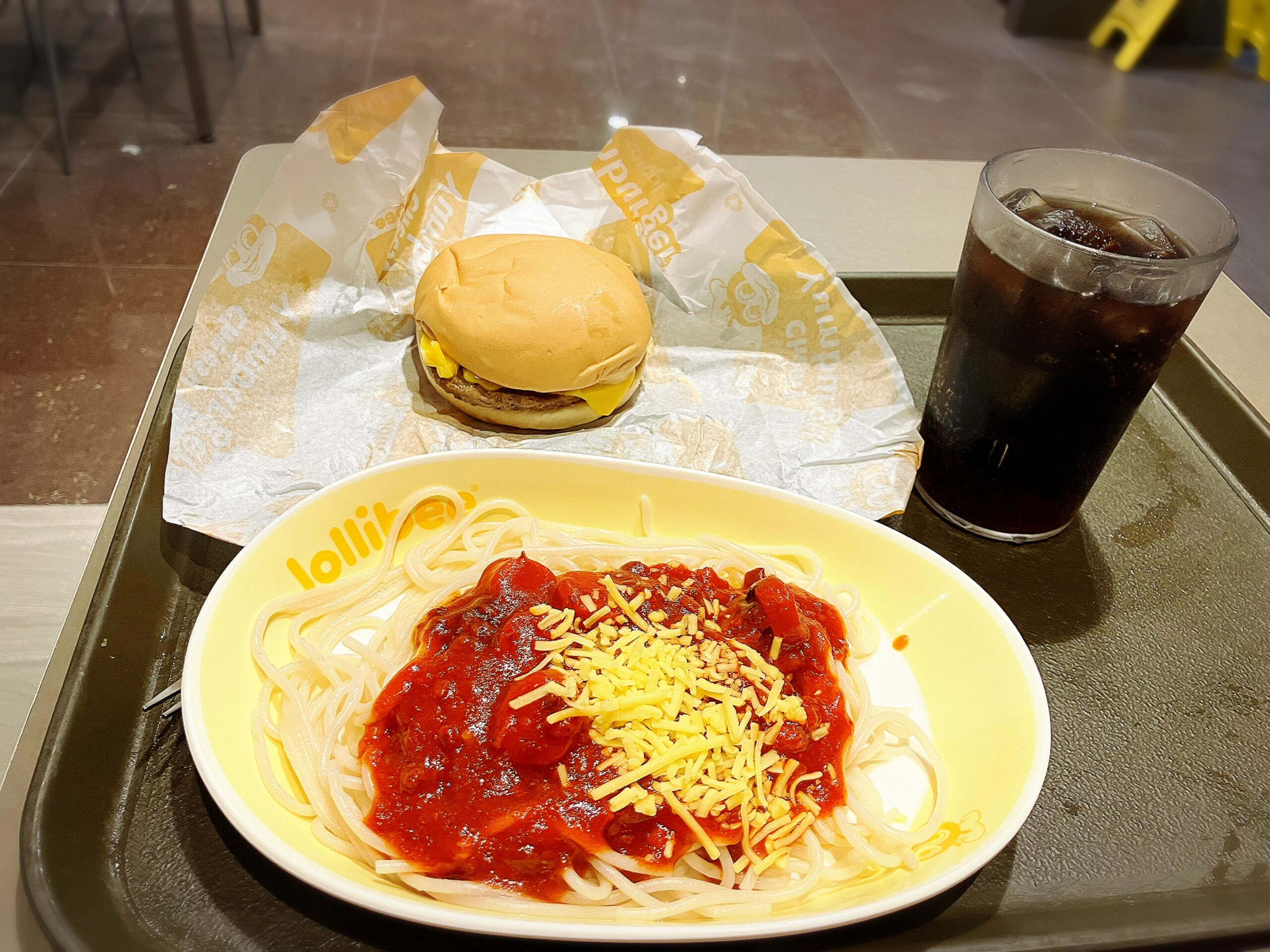 ジョリービーのスパゲッティ&チーズバーガーセット175PHP