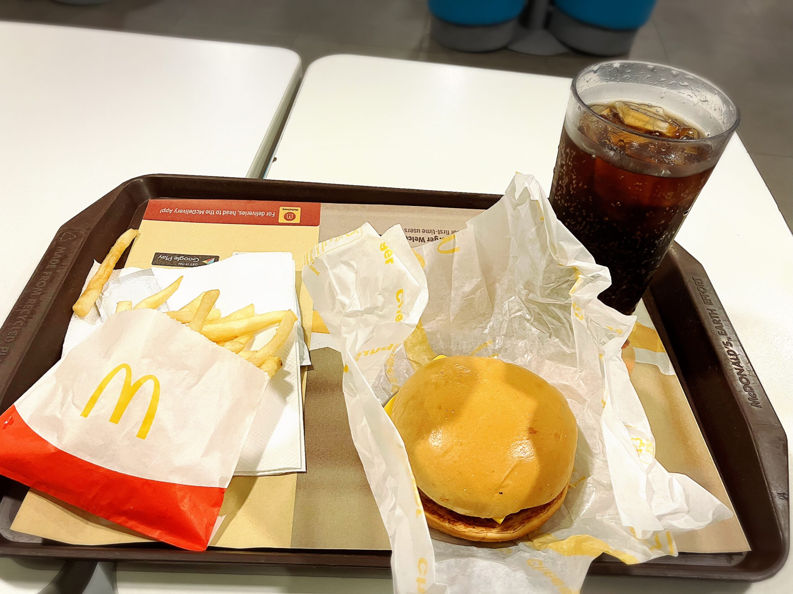 マクドナルドのチーズバーガーセット149PHP