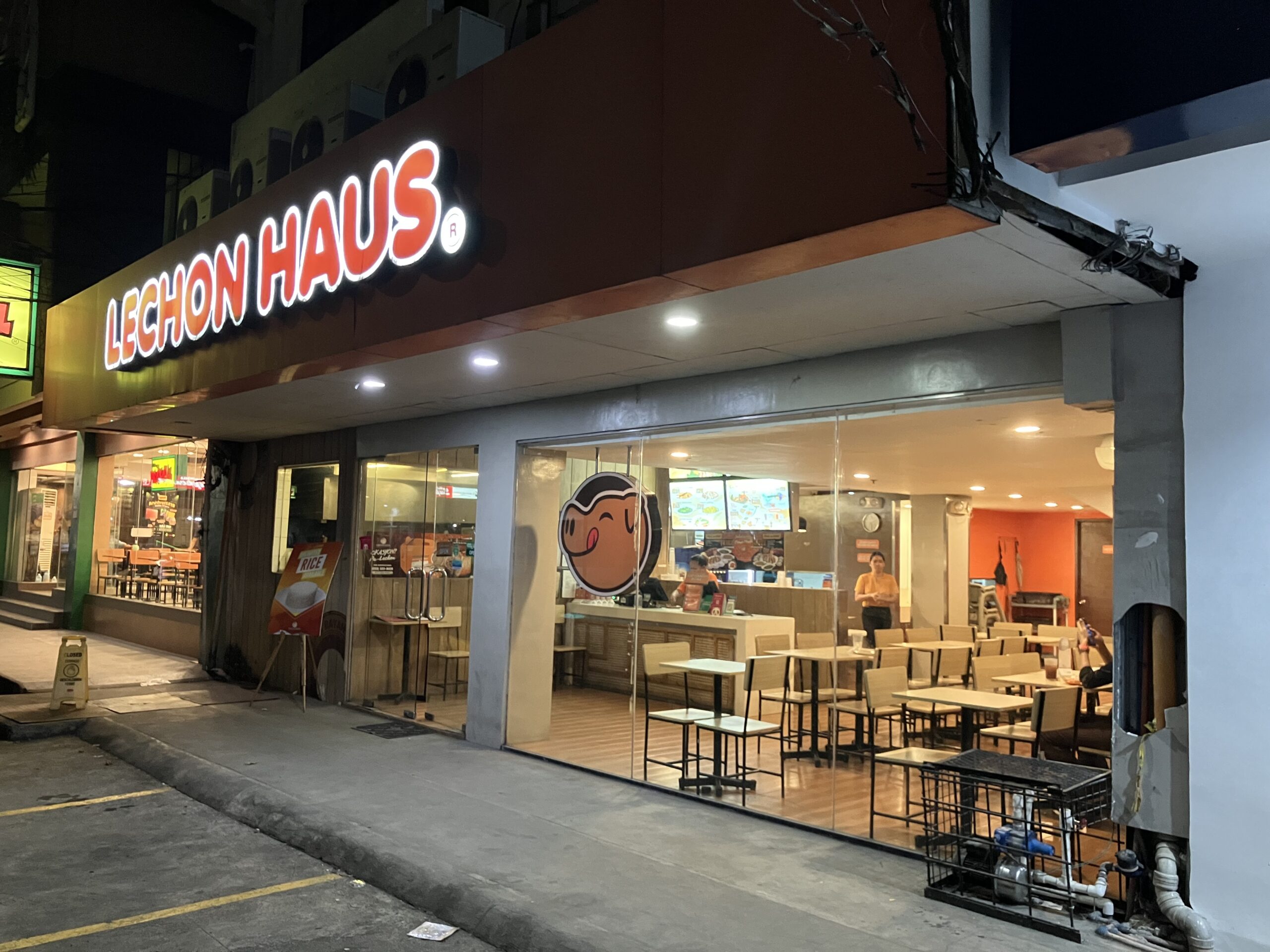 イロイロ(Iloilo city) のLECHON HAUS