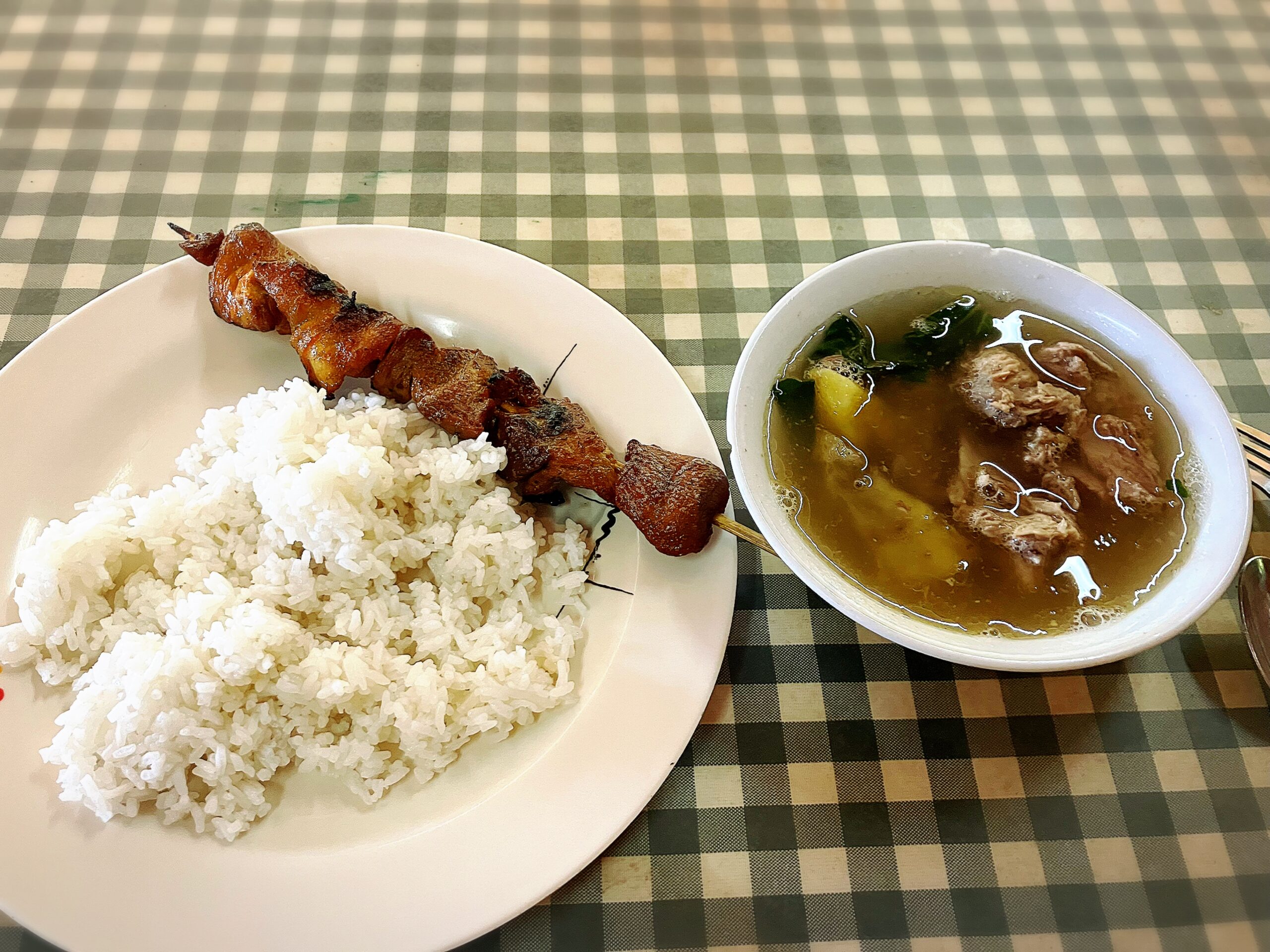 イロイロ(Iloilo city)に向かう途中のドライブインの昼飯