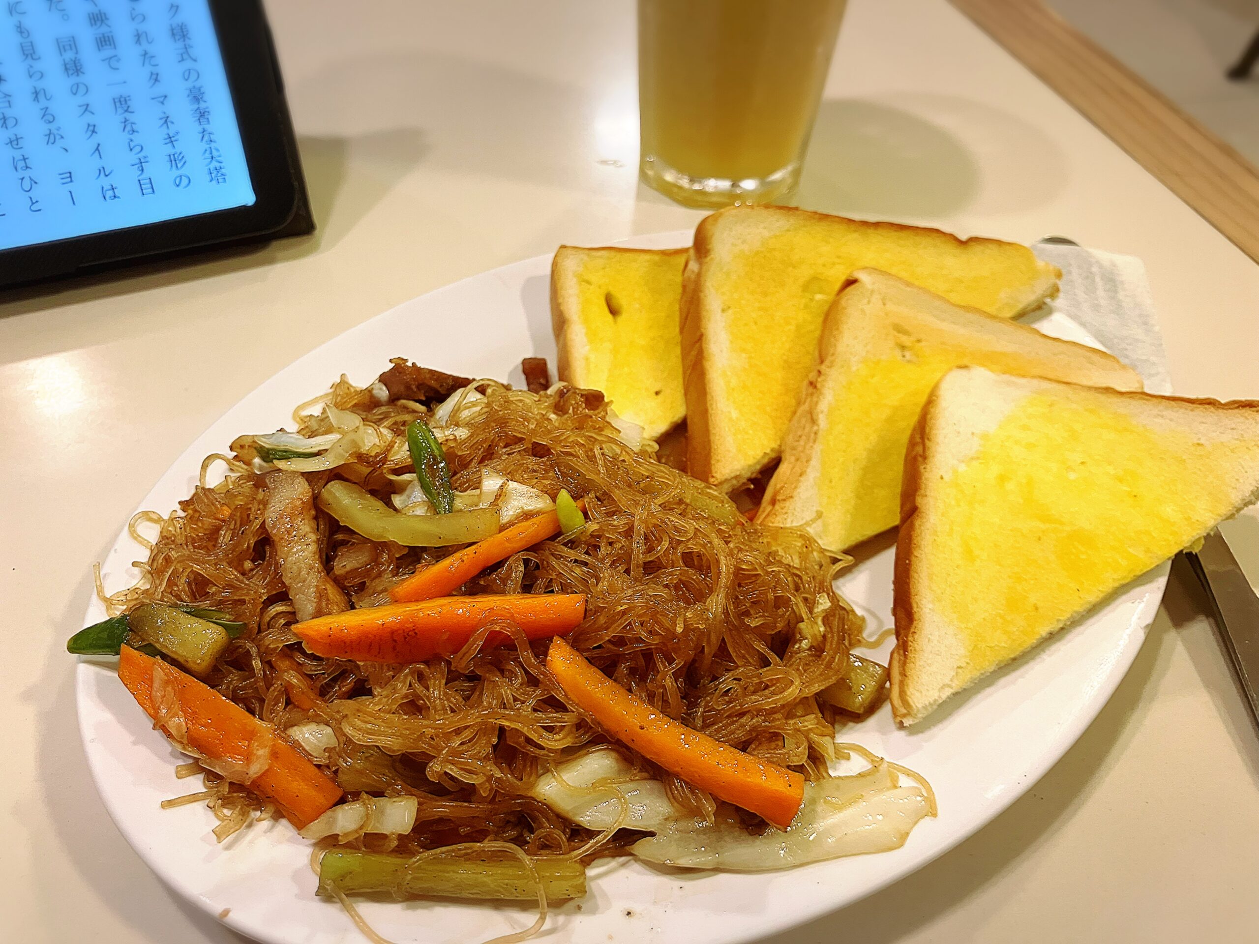 Bihon Guisado99PHPとマンゴーシェイク125PHP