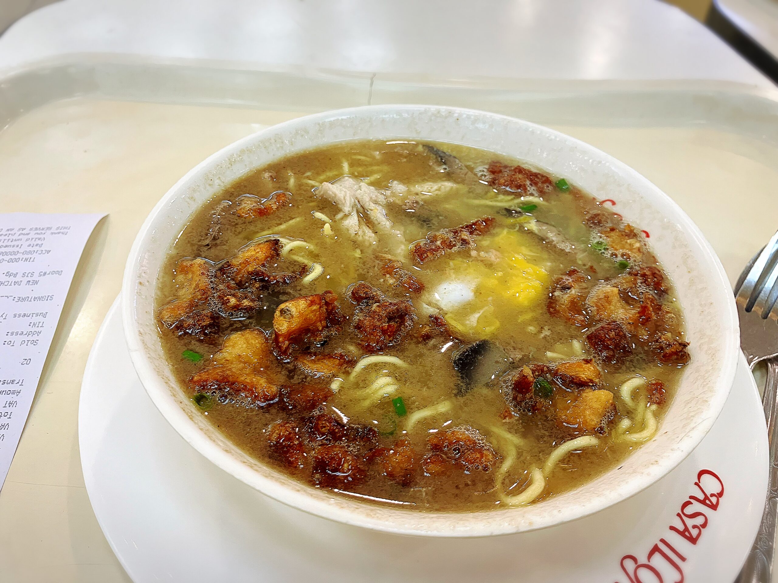 イロイロ名物バッチョイ(Batchoy)95PHPと卵18PHP