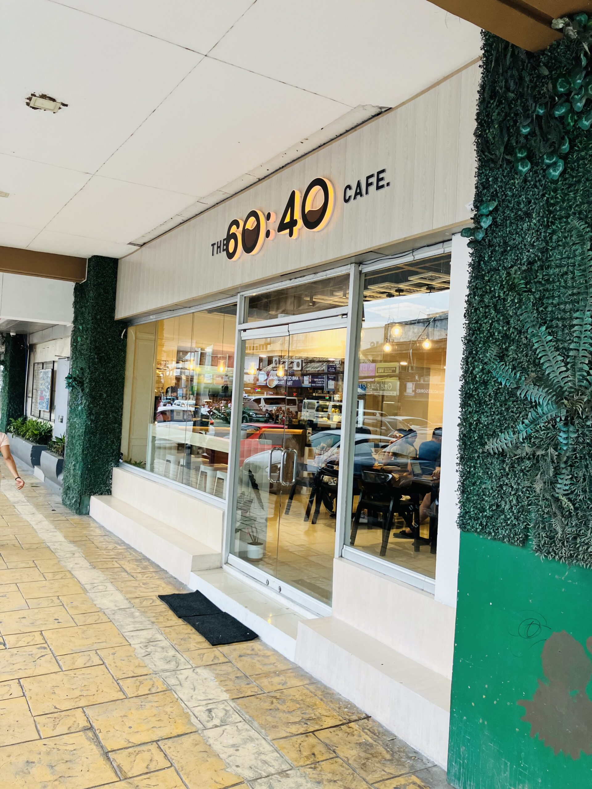 イロイロ(Iloilo city)のTHE 60:40 CAFE