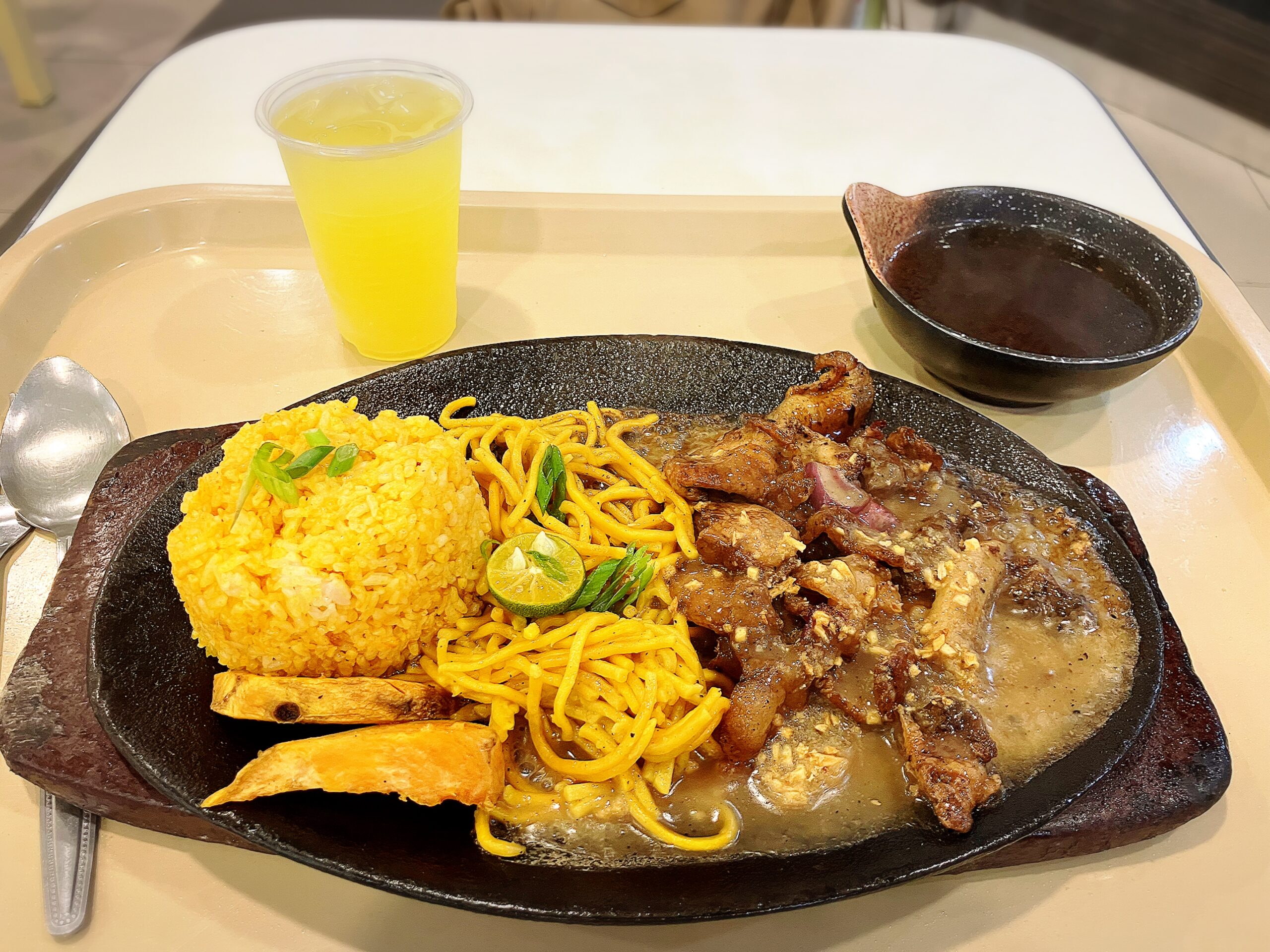 ロビンソンのフードコートのポークステーキ&パンシットセット99PHP